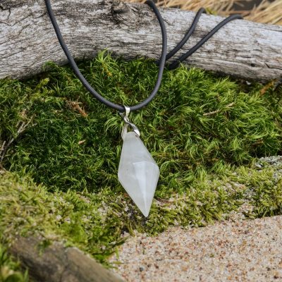 Pendentif en quartz clair (pyramide)