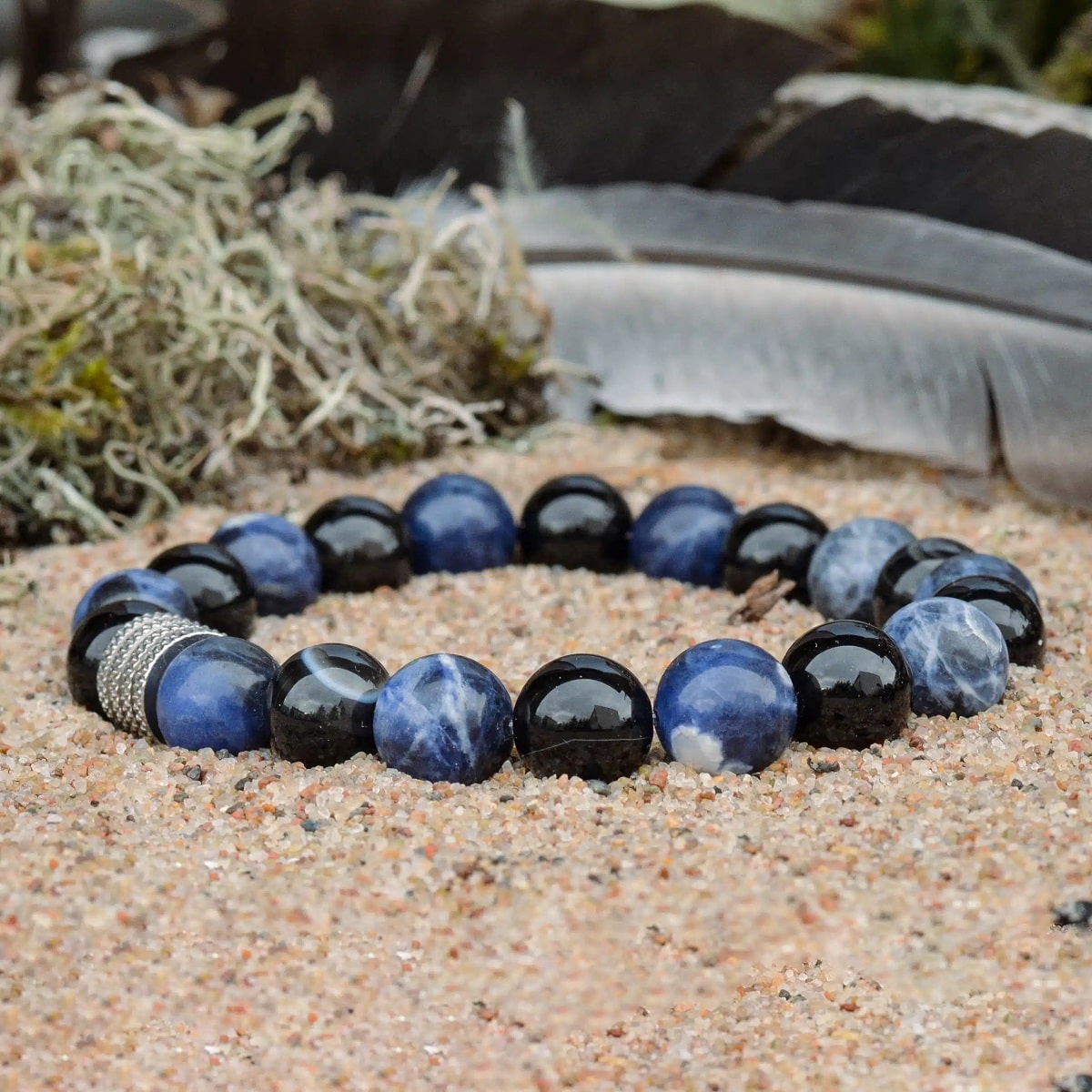 sodalitas-ir-juodas-agatas-3-min.jpg Custom context here